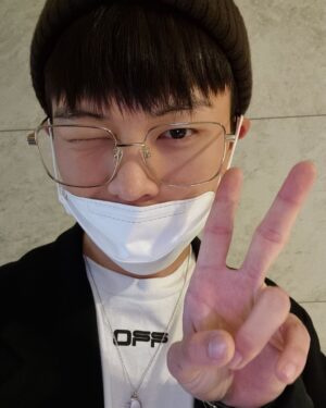 Yook Sung-jae Instagram - 영민쓰 연극 보러~~