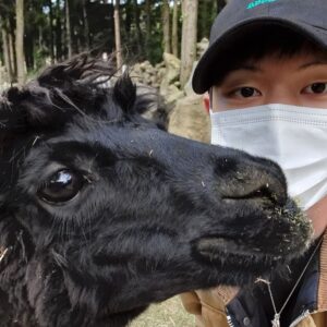 Yook Sung-jae Instagram - 🦙🤎🖤