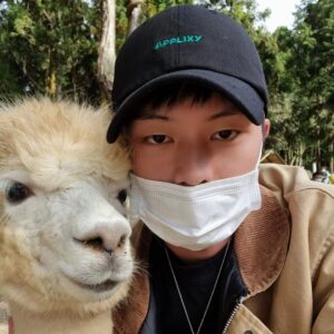 Yook Sung-jae Instagram - 🦙🤎🖤