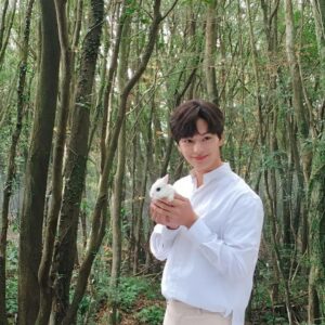 Yook Sung-jae Instagram - 비하인드컷!
안녕!🐇🐌