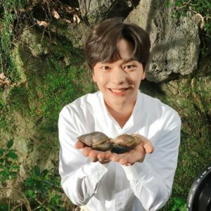 Yook Sung-jae Instagram - 비하인드컷!
안녕!🐇🐌