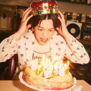 Yook Sung-jae Instagram - 안녕하세요 성재입니다.
우선!어제 저의 생일을 축하해주신 모든 멜로디 여러분 너무너무 감사드립니다!(sns,생일광고,이벤트 등 다 찾아봤어요!!^^)
어떻게 이야기를 꺼내야할지 고민하다가 너무 깊은 고민과 생각과는 거리가 멀기에 조금이라도 먼저 직접 얘기하는게 맞을것같아서 글을 올립니다.
많이들 놀라시겠지만 5월11일부로 군입대를 결정하게 되었습니다!
갑작스런 통보에 놀라신 분들도 계실거고 걱정하시는 분들도 많이 계시겠지만, 지금까지 멜로디분들이 이뻐해주신것만 봐도 나는 어딜가도 이쁨받을수있고 씩씩하게 지낼수있겠구나!라는 자신감이 생겨서 전혀 걱정도 없고!!! 맘 편히 다녀올수 있을것 같습니다!ㅎ 
연이은 비투비멤버들의 군입대에 어쩔수없는 공백기가 생기지만 
우리 멜로디분들이 기다려주시니까 저희 비투비는 더더욱 다시 만날 날만을 꿈꾸며 힘내고 있습니다!!
이제 며칠남지 않았지만 가기전에 꼭 멜로디들과 소통할수있는 라방도 하구, 슬슬 맏형들도 나오고, 쌍갑포차도 곧 방영될 예정이니 조금만 참고 기다려주시면 금방 비투비 멜로디 다같이 볼날이 오겠죠!!
지금까지도 항상 너무 고맙고, 앞으로도 많은 응원 부탁드리겠습니다!! 더욱 멋진 모습으로 여러분에게 나타날 그날까지 건강하고 행복한 하루하루 보내고 있기를 바라며 6성재가.