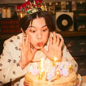 Yook Sung-jae Instagram - 안녕하세요 성재입니다.
우선!어제 저의 생일을 축하해주신 모든 멜로디 여러분 너무너무 감사드립니다!(sns,생일광고,이벤트 등 다 찾아봤어요!!^^)
어떻게 이야기를 꺼내야할지 고민하다가 너무 깊은 고민과 생각과는 거리가 멀기에 조금이라도 먼저 직접 얘기하는게 맞을것같아서 글을 올립니다.
많이들 놀라시겠지만 5월11일부로 군입대를 결정하게 되었습니다!
갑작스런 통보에 놀라신 분들도 계실거고 걱정하시는 분들도 많이 계시겠지만, 지금까지 멜로디분들이 이뻐해주신것만 봐도 나는 어딜가도 이쁨받을수있고 씩씩하게 지낼수있겠구나!라는 자신감이 생겨서 전혀 걱정도 없고!!! 맘 편히 다녀올수 있을것 같습니다!ㅎ 
연이은 비투비멤버들의 군입대에 어쩔수없는 공백기가 생기지만 
우리 멜로디분들이 기다려주시니까 저희 비투비는 더더욱 다시 만날 날만을 꿈꾸며 힘내고 있습니다!!
이제 며칠남지 않았지만 가기전에 꼭 멜로디들과 소통할수있는 라방도 하구, 슬슬 맏형들도 나오고, 쌍갑포차도 곧 방영될 예정이니 조금만 참고 기다려주시면 금방 비투비 멜로디 다같이 볼날이 오겠죠!!
지금까지도 항상 너무 고맙고, 앞으로도 많은 응원 부탁드리겠습니다!! 더욱 멋진 모습으로 여러분에게 나타날 그날까지 건강하고 행복한 하루하루 보내고 있기를 바라며 6성재가.