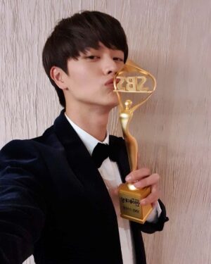 Yook Sung-jae Instagram - 수상 감사합니다!
너무 생각치도 못했던 수상이라
정신없이 말하다보니 제일 중요한 멜로디를 빼고 말해서 너무 속상하네요ㅜ
항상 나의 자신감과 열정이 되어주는 우리 멜로디들 너무너무 고맙고 감사합니다!
앞으로도 열심히 하겠습니다!!