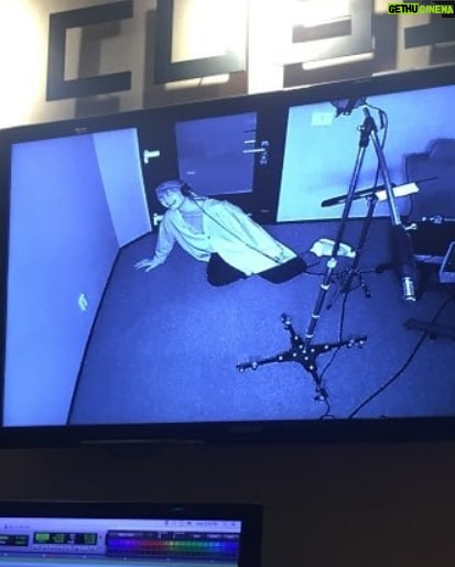 Yook Sung-jae Instagram - 뭍 고음 녹음하다 힘들어서 철푸덕.... (오늘 연예대상 나와요...!)