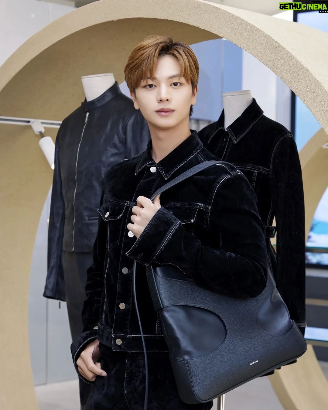 Yook Sung-jae Instagram - 성수동 카페 오우드에서 열린 @FERRAGAMO 2023 프리폴컬렉션 #광고 #FERRAGAMOPF23 @FERRAGAMO @_MAXIMILIANDAVIS_