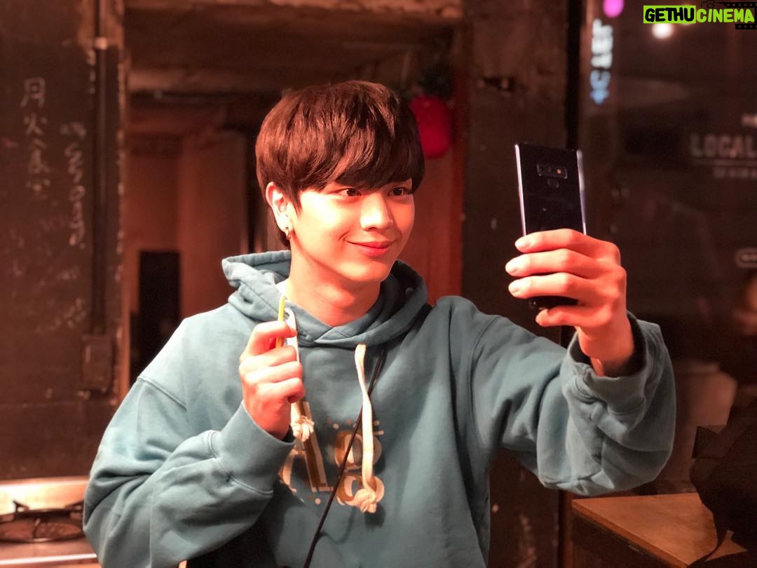 Yook Sung-jae Instagram - I got a new phone #갤럭시노트9 #🌌📒9️⃣
