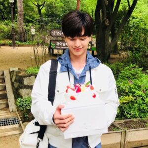 Yook Sung-jae Instagram - #집사부일체 제작진들이 준비해주신 생일파티 넘나감사합니다
일요일 저녁 6시 20분인가30분그쯤에하는 #집사부일체 많이 본방사수해주세용
히