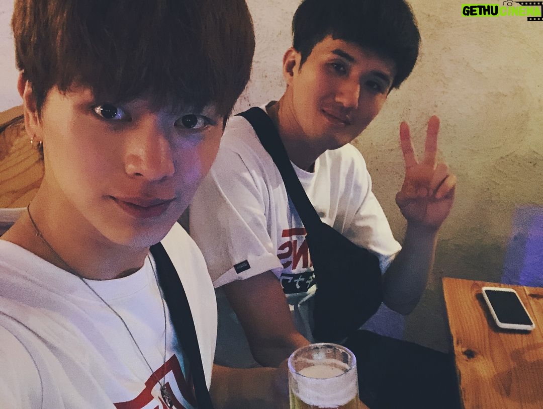 Yook Sung-jae Instagram - Work hard play hard 행복한 사람들과 마음맞는 여행😁