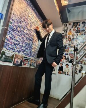 Yook Sung-jae Instagram - #금수저 #드라마금수저 #막촬
갤럭시 금수저 이모티콘 만들어주세요...🥄🥲