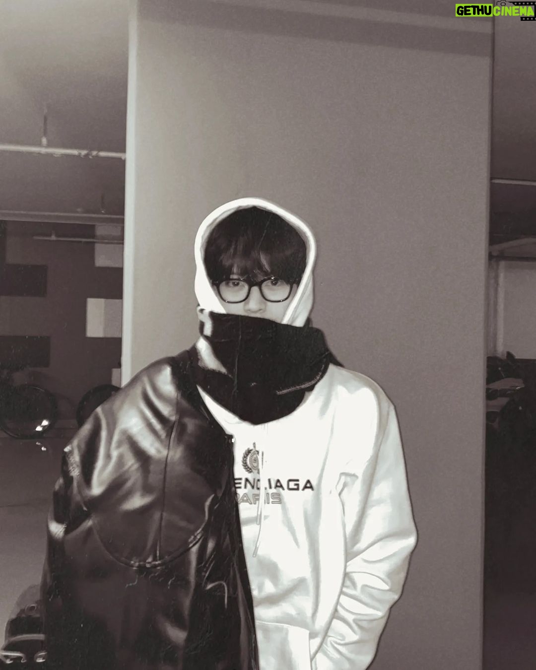 Yook Sung-jae Instagram - 기획팀 열일하는거 알아줘야 돼 😆