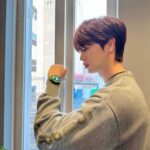 Yook Sung-jae Instagram - 멋진 시계 감사합니다🖤 @tagheuer #AD #태그호이어 #태그호이어X말본 #태그호이어말본골프에디션 태그호이어 커넥티드 칼리버 E4 말본골프 에디션 출시 🏌🏻