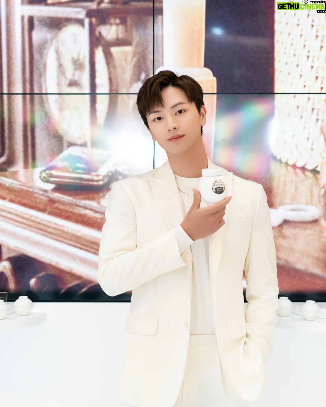 Yook Sung-jae Instagram - #설화수 #설화수팝업스토어 #진설크림 #sulwhasoo @sulwhasoo.official