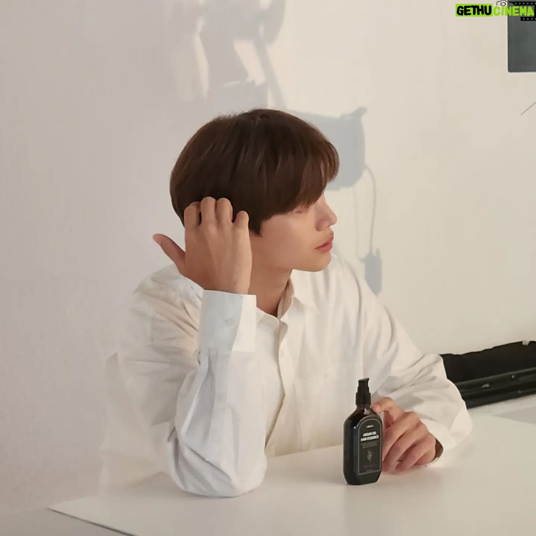 Yook Sung-jae Instagram - 셀러버의 새로운 뮤즈가 되었습니다!! 셀러버와 저 성재의 조합 많이 기대해주세요😎👍 #셀러버 #celluver