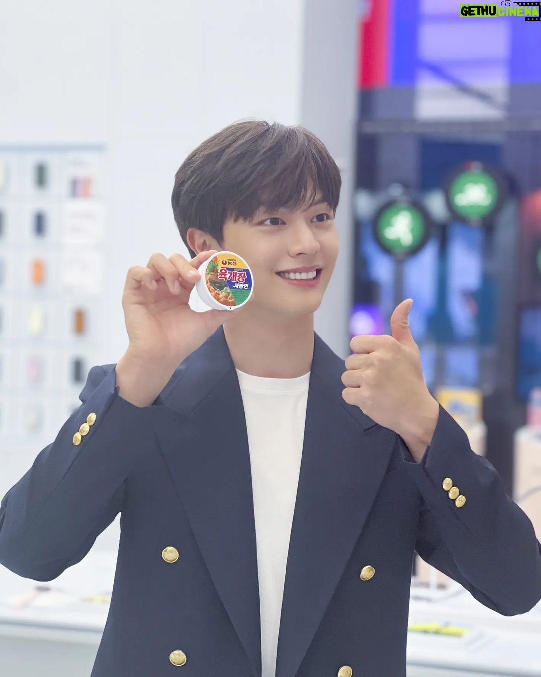 Yook Sung-jae Instagram - 강남역 mz세대를 위한 놀이터 삼성강남 스토어가 열렸습니다!! 다양한 볼거리가 있으니까 부담없이 편하게 놀러오세요!! 진심 재밌었다! #협찬 #SamsungGangnam #삼성강남 #삼성전자 #삼성 #SamsungKorea @samsungkorea