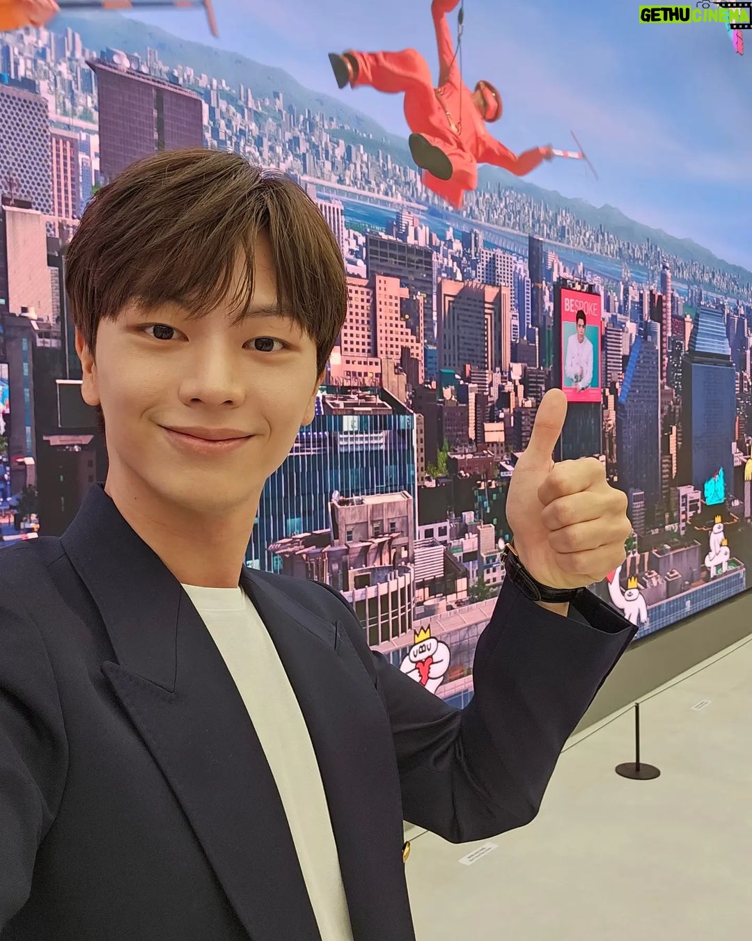 Yook Sung-jae Instagram - 강남역 mz세대를 위한 놀이터 삼성강남 스토어가 열렸습니다!! 다양한 볼거리가 있으니까 부담없이 편하게 놀러오세요!! 진심 재밌었다! #협찬 #SamsungGangnam #삼성강남 #삼성전자 #삼성 #SamsungKorea @samsungkorea