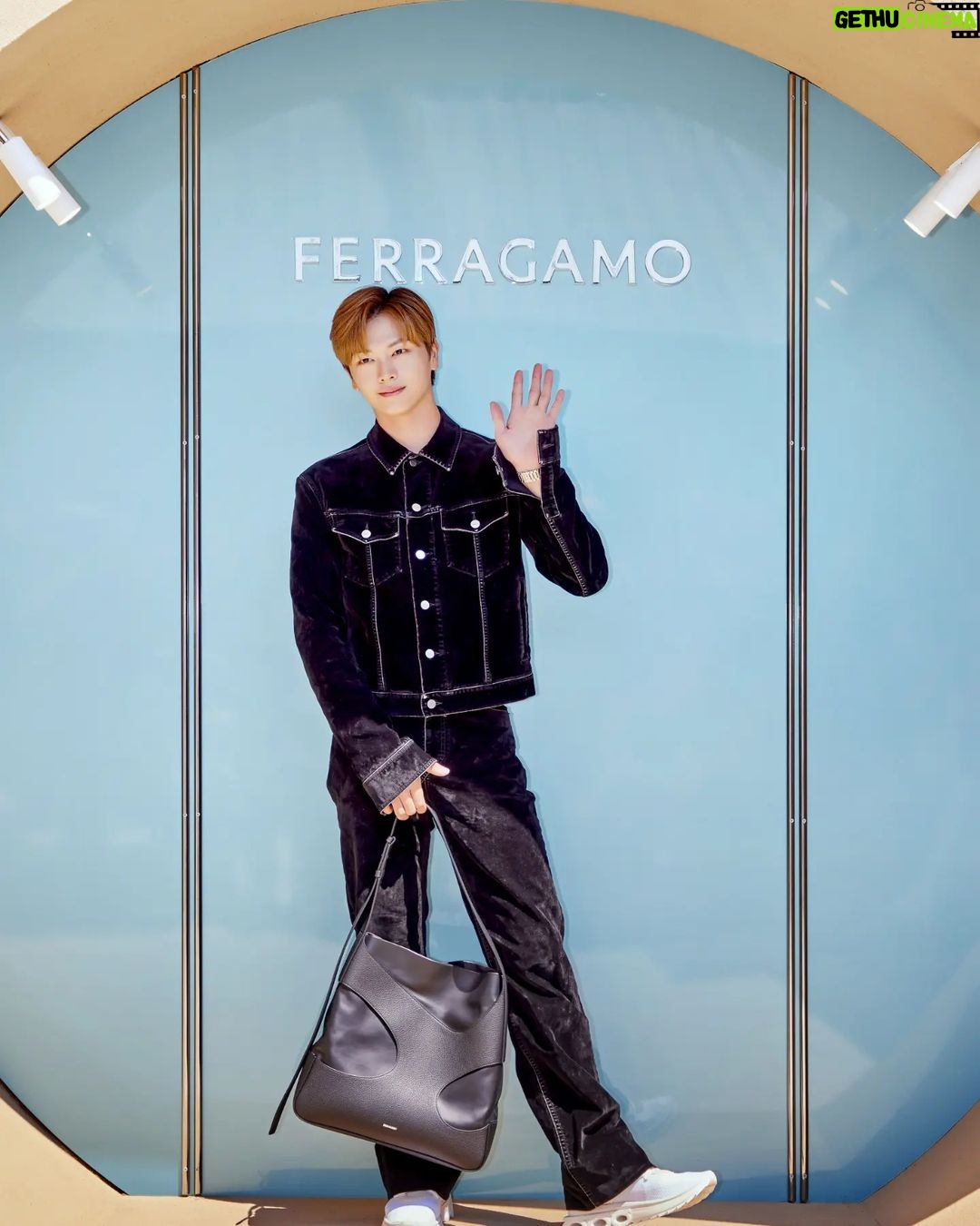 Yook Sung-jae Instagram - 성수동 카페 오우드에서 열린 @FERRAGAMO 2023 프리폴컬렉션 #광고 #FERRAGAMOPF23 @FERRAGAMO @_MAXIMILIANDAVIS_