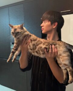 Yook Sung-jae Instagram - 내려놔라 닝겐...💢