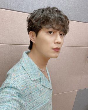 Yoon Doo-joon Instagram - 요새는 계속 날씨가 흐리네요.
그래도 축 쳐지지 말고 이번주도 으랏차차 합시다!!!!!!! 
화이팅!