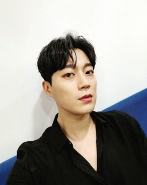 Yoon Doo-joon Instagram - 정신 없지만 너무 즐거웠던 활동 첫 주가 지나갔네요! 함께 응원해준 라이트 너무 고맙습니다! 이번주도 화이팅!!!!!으랏차!!