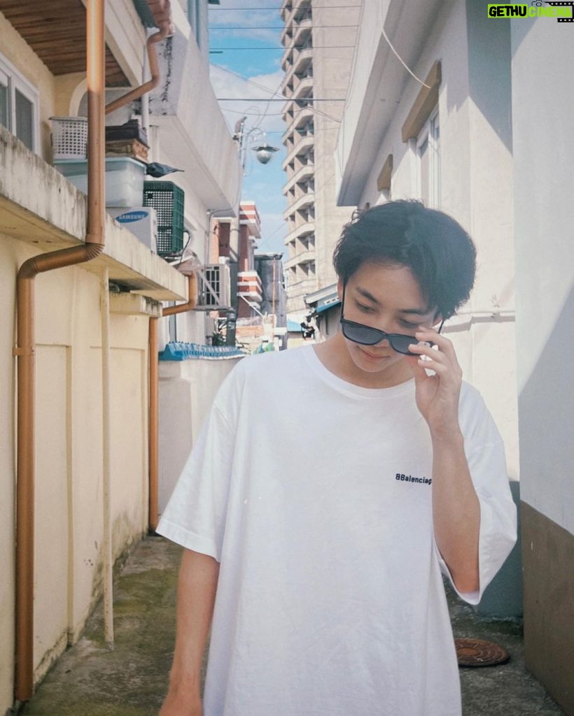 Yoon Jeong-han Instagram - 여름 끝인가 보다😎