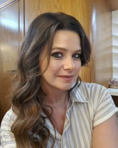 Yosra El Lozy Instagram - ليلى لسه قاعدة فى الكرافان و لسه بتصور!! مين شاف الحلقة الأولى؟ #إلا_أنا #بالورقة_والقلم @ella_ana_series