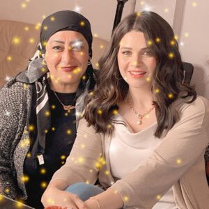 Yosra El Lozy Instagram - وفى نهاية الموسم الرمضاني، أحب أشكر فريق العمل بتاعى اللى دايما واقف جنبى و فى ضهرى فى السراء و الضراء 😂😂 @omnyiaa_mohmed @mmrymhshm