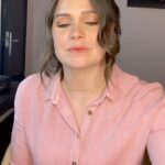 Yosra El Lozy Instagram - الإشارة اللى فى الآخر معناها "أحبكم" من الحب.. و دى إشارة متعارف عليها فى كل لغات الإشارة فى العالم. و للى ما يعرفش، هقولكم على معلومة جديدة: زى ما كل بلد ليها لغتها أو لهجتها، فكل بلد ليها لغة الإشارة الخاصة بها..