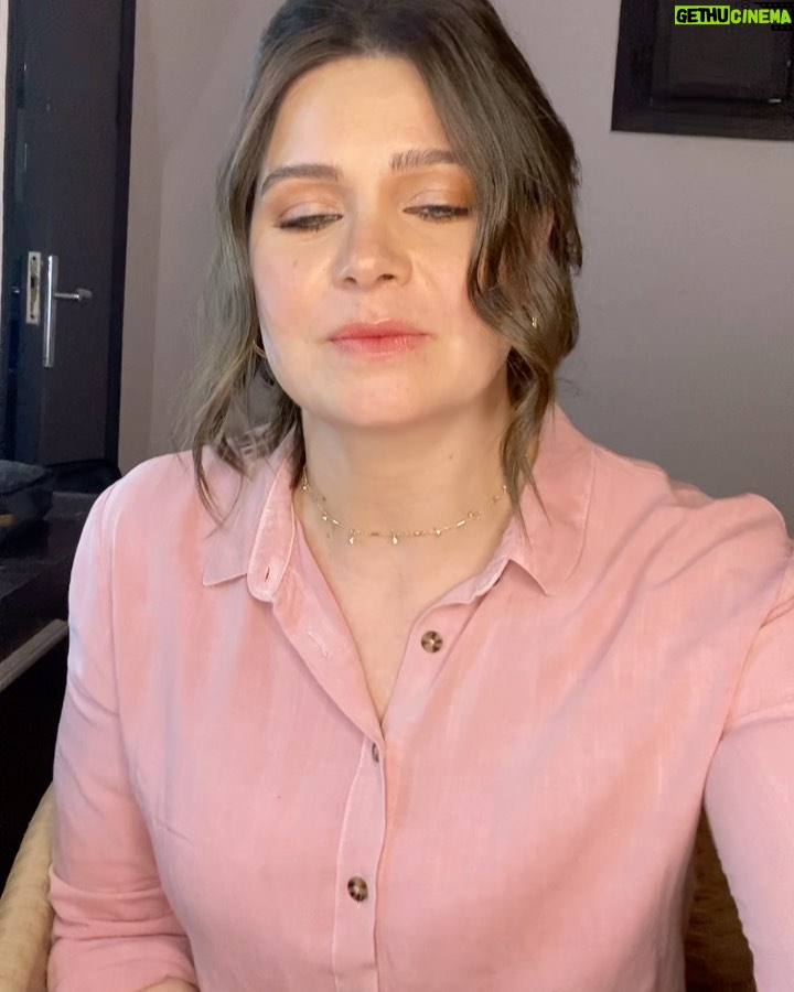 Yosra El Lozy - 159.5K Likes - الإشارة اللى فى الآخر معناها "أحبكم" من الحب.. و دى إشارة متعارف عليها فى كل لغات الإشارة فى العالم. و للى ما يعرفش، هقولكم على معلومة جديدة:
زى ما كل بلد ليها لغتها أو لهجتها، فكل بلد ليها لغة الإشارة الخاصة بها..