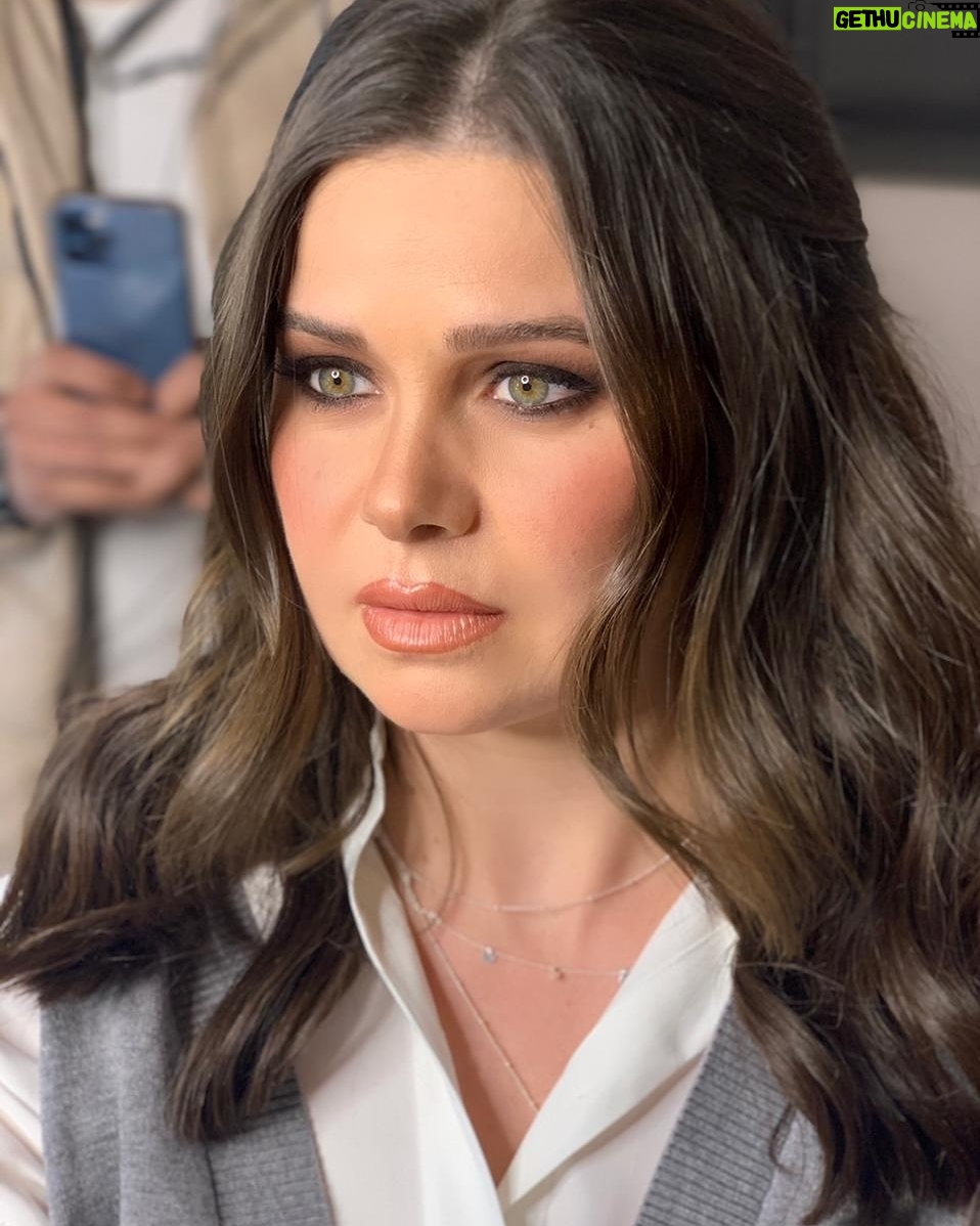 Yosra El Lozy - 93.6K Likes - Behind the scenes of @hooveregypt campaign shoot.
Make-up by @donia_sedky
Hair by @ahmed__mounir
Styled by @monaeltonsi