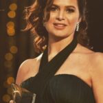 Yosra El Lozy Instagram - من حفل قناة نايل دراما أثناء تكريمى عن دورى فى مسلسل "كلبش ٣".. شكراً للجمهور على كل التعليقات الحلوة على الدور 😍 make-up by @ehab9433