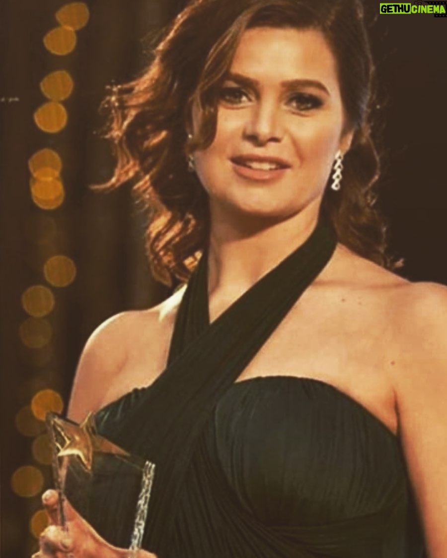 Yosra El Lozy Instagram - من حفل قناة نايل دراما أثناء تكريمى عن دورى فى مسلسل "كلبش ٣".. شكراً للجمهور على كل التعليقات الحلوة على الدور 😍 make-up by @ehab9433