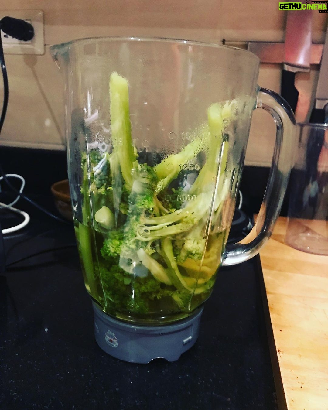 Yosra El Lozy Instagram - So while everyone is at the Gouna film festival opening, I am enjoying a calm evening and cooking broccoli soup 🥦🥦😂 #gff #elgouna #actress #star #mum فى حين إن معظم زملائى فى افتتاح مهرجان الجونة، أنا بقى قاعدة مأنتخة فى البيت و بأعمل شوربة بروكلى 🥦🥦🥦