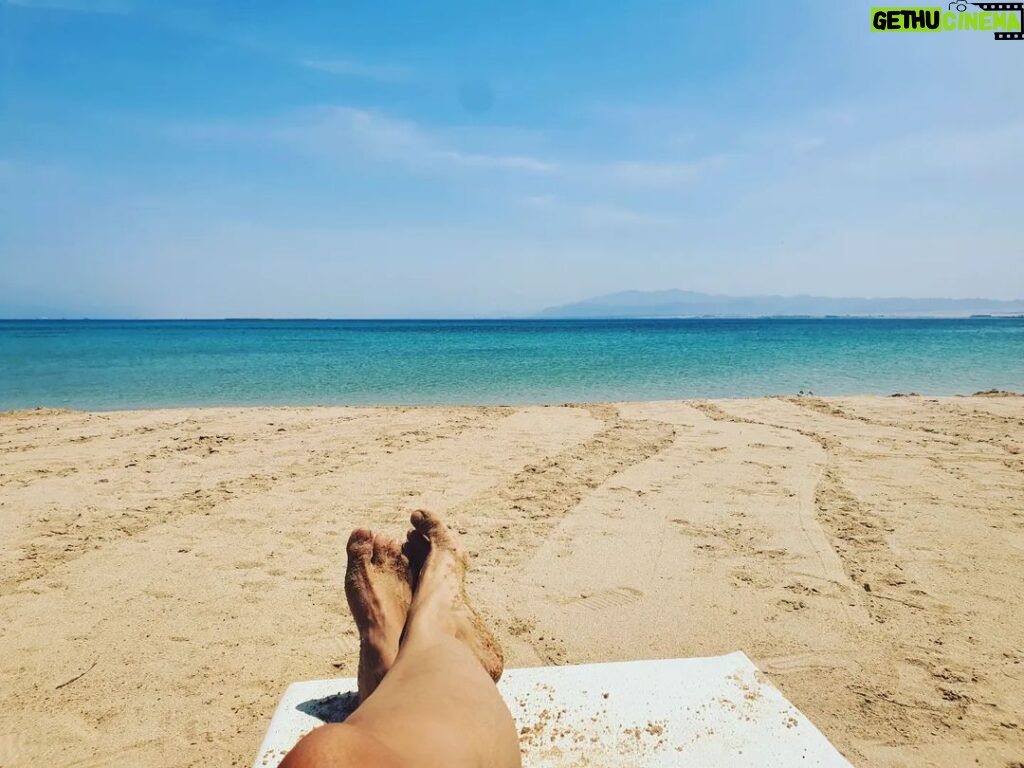 Yosra El Lozy Instagram - Yesterday, I got the chance to chill by the beach as an adult person without my kids.. As much as I enjoy spending every minute with them, I reached a point where I needed to be alone for a couple of hours. It's hard to live with "mom guilt", so this is just a reminder that we need to take care of ourselves so we can be happy mums with happy kids!