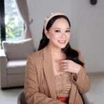 Yuanita Christiani Instagram - Datang ke acara yang teristimewa, makeup & hairdo juga harus sama yang teristimewa✨ . Brushed @donnaliong.makeup Hair @lynn.makeuphairdo Headband @pvra.official x sandradewi
