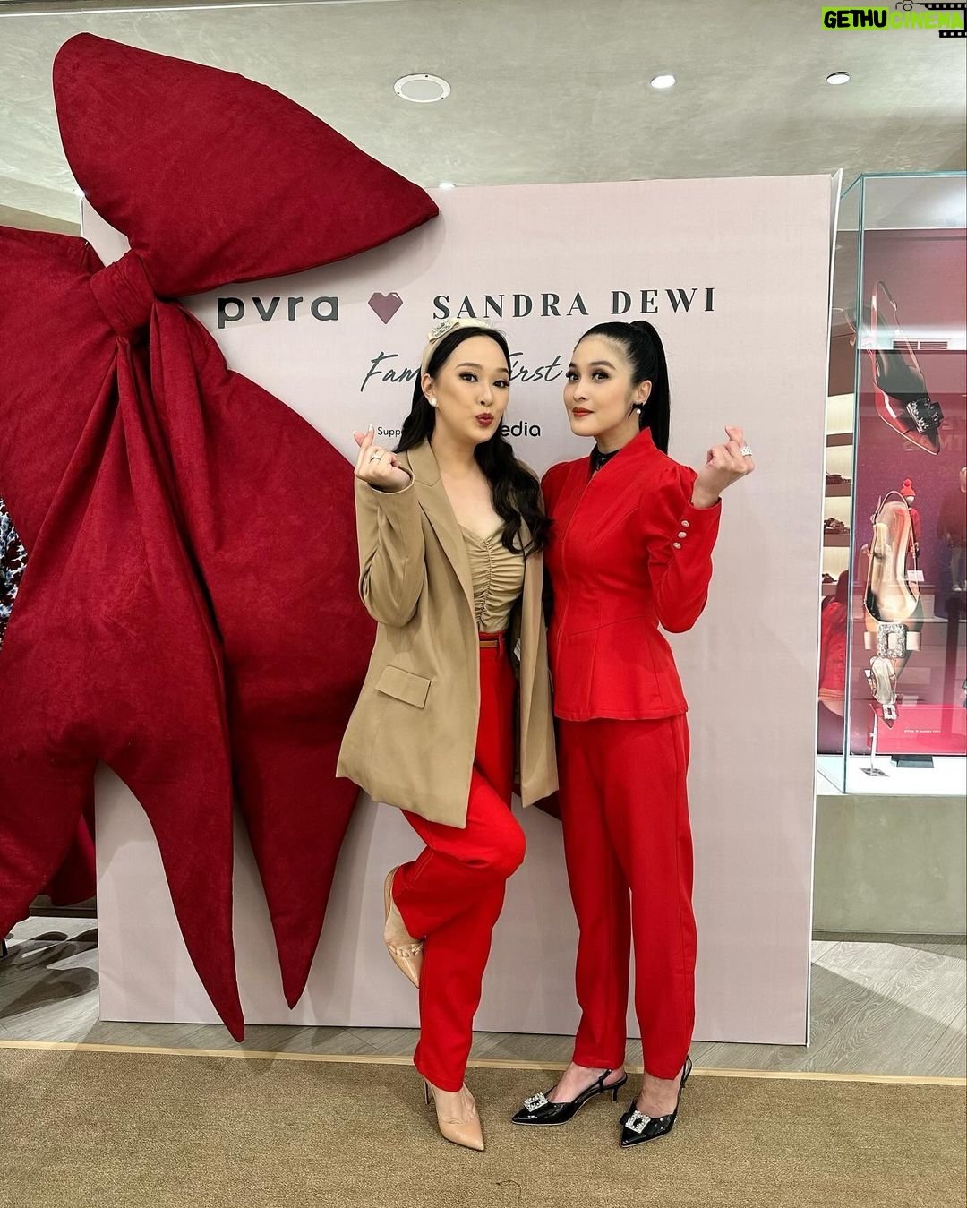Yuanita Christiani Instagram - Kolaborasi terbaru dari @sandradewi88 x @pvra.official Banyak selamat tayank bebeb lup lup!!!Pokoknya Tuhan berkati untuk smua yang IBU sandra kerjakan & project2 bombastic di tahun mendatang𤣠Laffyuuu š