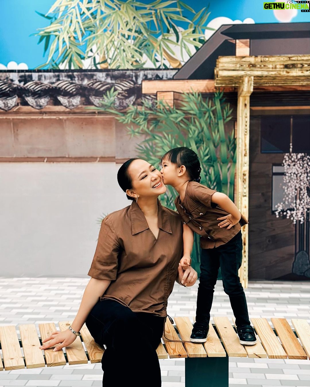 Yuanita Christiani Instagram - Kembaran sama anak wedok ku, jadi cewe bumi😍 . Btw, Mommy & Ariella pakai koleksi terbarunya @ariellainstyle loh