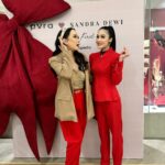 Yuanita Christiani Instagram - Kolaborasi terbaru dari @sandradewi88 x @pvra.official Banyak selamat tayank bebeb lup lup!!!Pokoknya Tuhan berkati untuk smua yang IBU sandra kerjakan & project2 bombastic di tahun mendatang🤣 Laffyuuu 😚