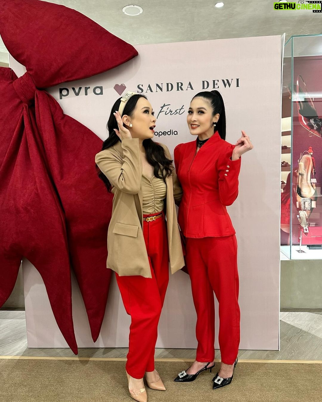 Yuanita Christiani Instagram - Kolaborasi terbaru dari @sandradewi88 x @pvra.official Banyak selamat tayank bebeb lup lup!!!Pokoknya Tuhan berkati untuk smua yang IBU sandra kerjakan & project2 bombastic di tahun mendatang𤣠Laffyuuu š