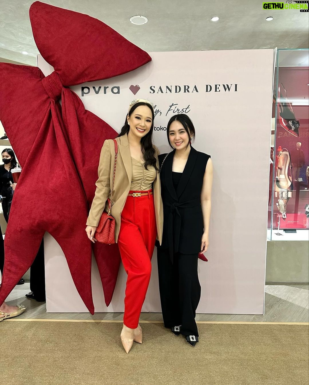 Yuanita Christiani Instagram - Kolaborasi terbaru dari @sandradewi88 x @pvra.official Banyak selamat tayank bebeb lup lup!!!Pokoknya Tuhan berkati untuk smua yang IBU sandra kerjakan & project2 bombastic di tahun mendatang𤣠Laffyuuu š