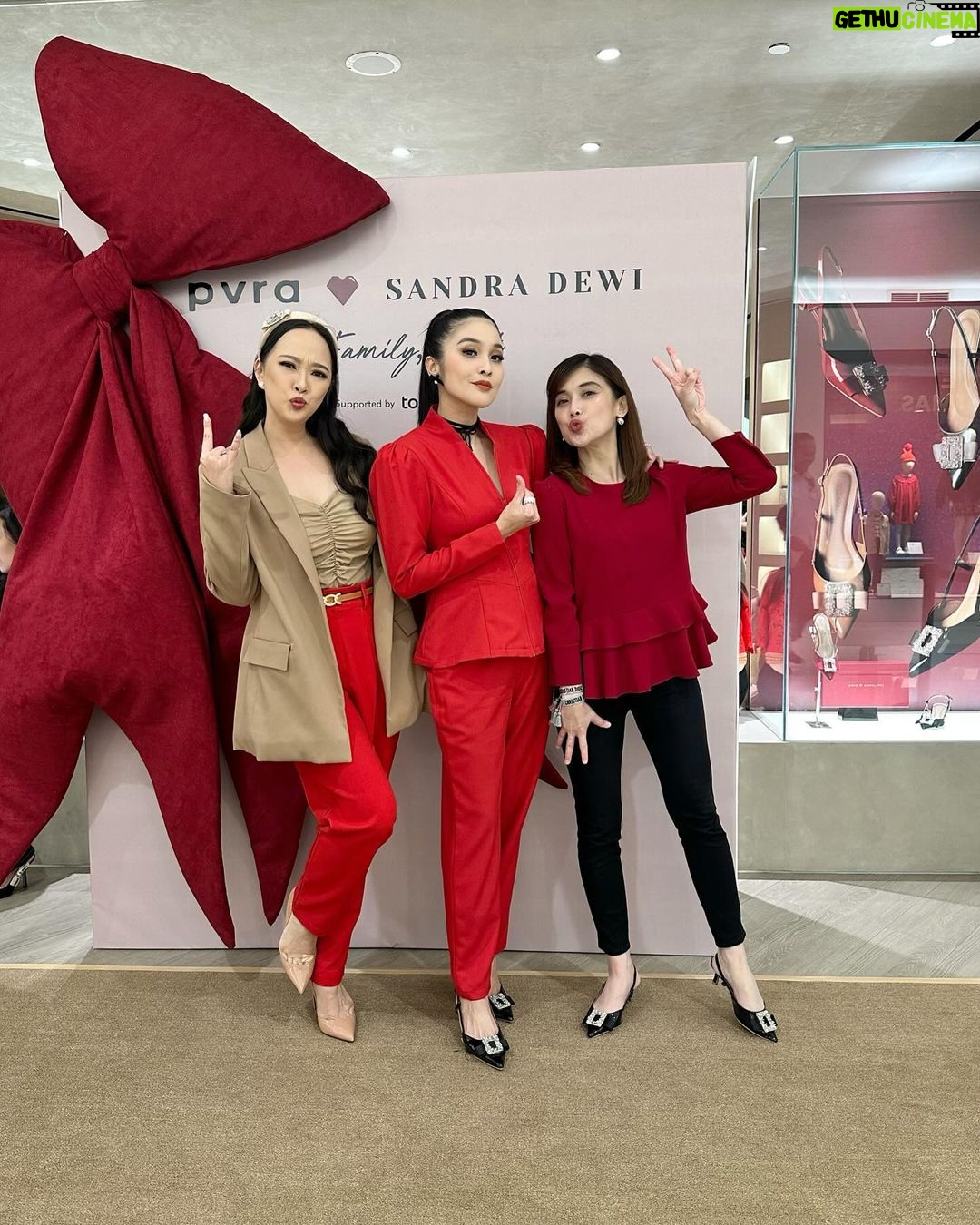 Yuanita Christiani Instagram - Kolaborasi terbaru dari @sandradewi88 x @pvra.official Banyak selamat tayank bebeb lup lup!!!Pokoknya Tuhan berkati untuk smua yang IBU sandra kerjakan & project2 bombastic di tahun mendatang𤣠Laffyuuu š
