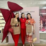 Yuanita Christiani Instagram - Kolaborasi terbaru dari @sandradewi88 x @pvra.official Banyak selamat tayank bebeb lup lup!!!Pokoknya Tuhan berkati untuk smua yang IBU sandra kerjakan & project2 bombastic di tahun mendatang🤣 Laffyuuu 😚