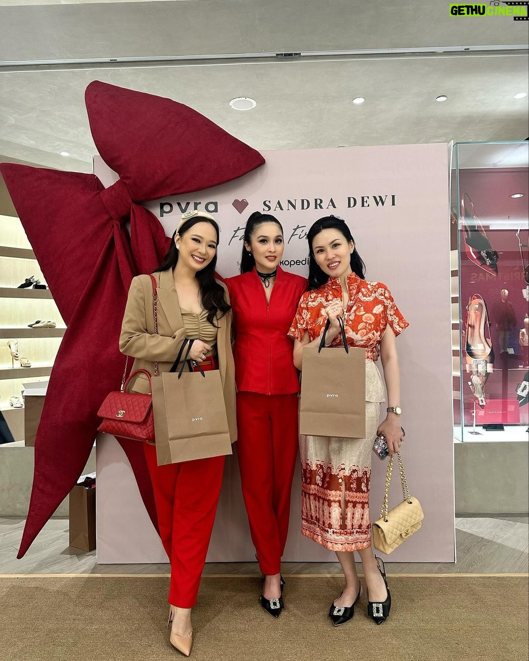 Yuanita Christiani Instagram - Kolaborasi terbaru dari @sandradewi88 x @pvra.official Banyak selamat tayank bebeb lup lup!!!Pokoknya Tuhan berkati untuk smua yang IBU sandra kerjakan & project2 bombastic di tahun mendatang𤣠Laffyuuu š