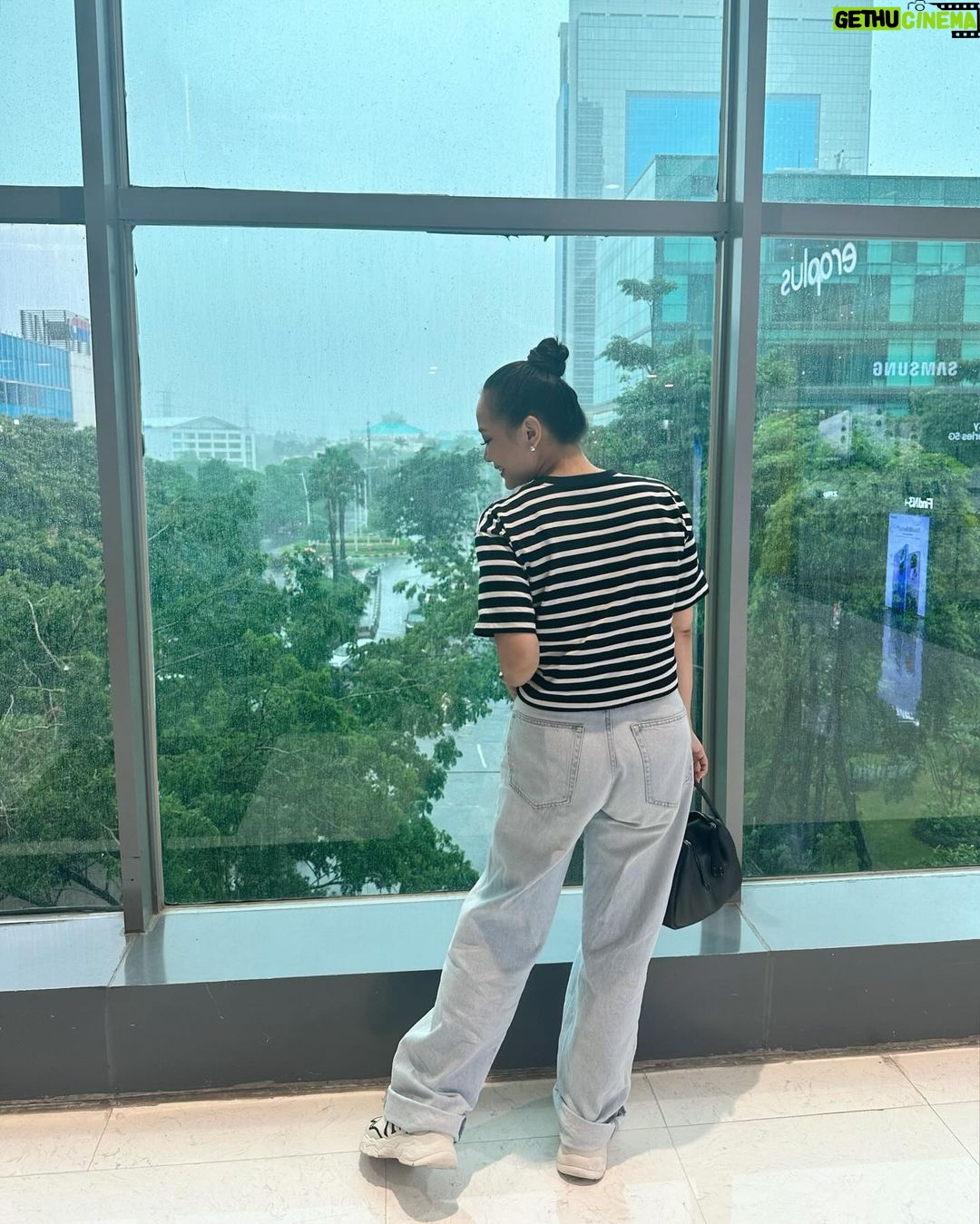 Yuanita Christiani Instagram - stripes go with every thing🤍🖤
