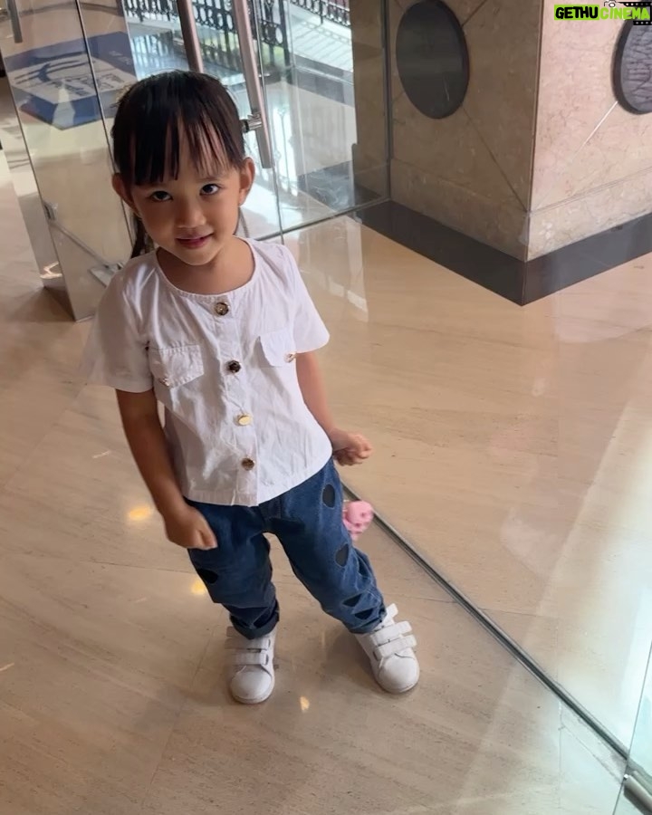 Yuanita Christiani Instagram - Kembaran sama anak wedok ku, jadi cewe bumi😍 . Btw, Mommy & Ariella pakai koleksi terbarunya @ariellainstyle loh