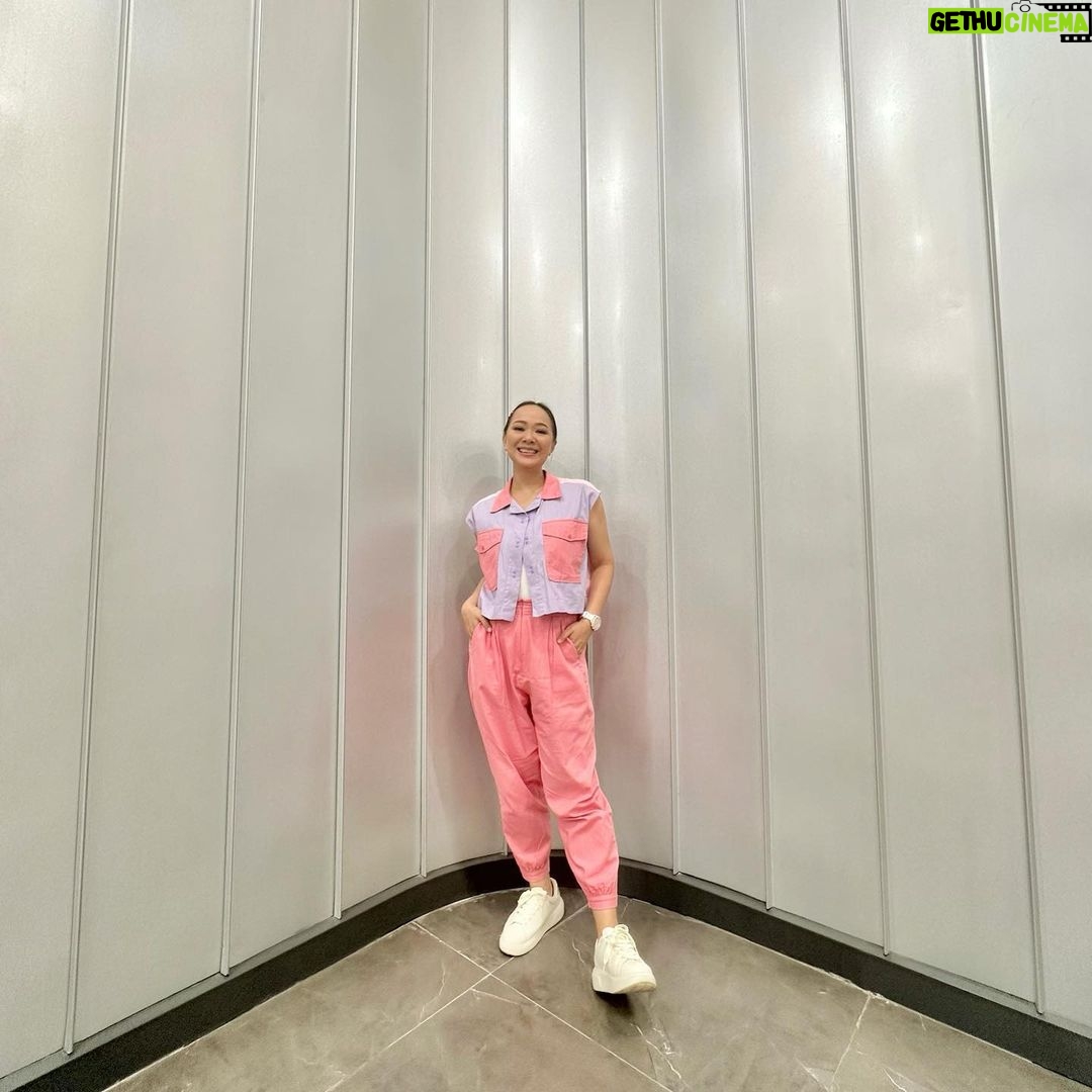 Yuanita Christiani Instagram - outfit yang sungguh menggambarkan suasana hati hari ini. Ceriaaaaa😊🌸 . Outfit @ariellainstyle