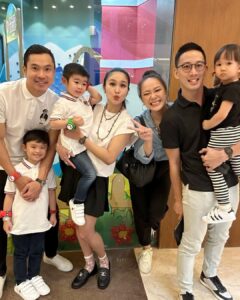 Yuanita Christiani Instagram - Ini kan yang kalian tunggu-tunggu wahai netijen🤣 Seneng banget banget dari single sama-sama, nyari jodoh bareng, nikah bareng, sekarang beranak pinak bareng hihihi Obrolannya udah bukan mau nongkrong dimana & pake baju apa, sekarang bahasannya mau ke playground mana nih🤣. So grateful for our friendship❤️