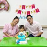 Yuanita Christiani Instagram - Wohoooo!!!Happy 3rd Birthday to our loveliest daughter Ariella Lenora Wiguna . Ariella seneng banget bisa ngerayain birthday untuk pertama kalinya di sekolah bareng teman-teman satu kelasnya. Bahagia & sehat-sehat terus ya cintaku sedunia❤️ @ariellalenorawiguna #crazyINlovewithYU #AriellaLenoraWiguna . thank you for the pretty cake @sweet_escape_pastry @alvinaharyadi