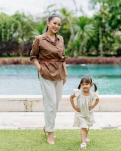 Yuanita Christiani Instagram - Adududuuhh... anak gadis pak Indra mulai banyak tingkah🤣 juara banget deh ini @sweet.escape jepretnya hahaha. Ini baru sebagian kecil, masih buanyaakk banget yang bikin gemes sampe pusing mau post yang mana, helep!🤣 Slide berapa yang paling gemoy?