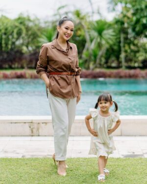 Yuanita Christiani Instagram - Adududuuhh... anak gadis pak Indra mulai banyak tingkah🤣 juara banget deh ini @sweet.escape jepretnya hahaha. Ini baru sebagian kecil, masih buanyaakk banget yang bikin gemes sampe pusing mau post yang mana, helep!🤣 Slide berapa yang paling gemoy?